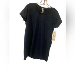 29. NWT Lululemon swiftly tech short sleeve TRUE NAVY Size 6